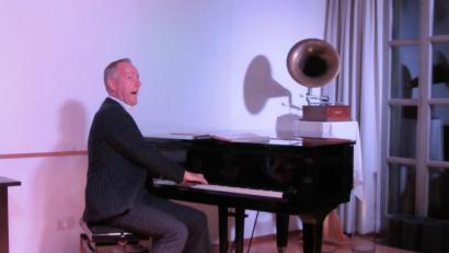 Bild: aks
Gestatten: Johannes Kirchberg als Erich Kästner in der Kulturscheune Elbart.