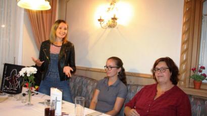 Bild: lg
Die Schauspielerin und Moderatorin Julia Gruber (links), im Bild den beiden Vorsitzenden Bianca Reil (rechts) und Anna Waldherr, stellte sich den Mitgliedern des Festspielvereins vor.
