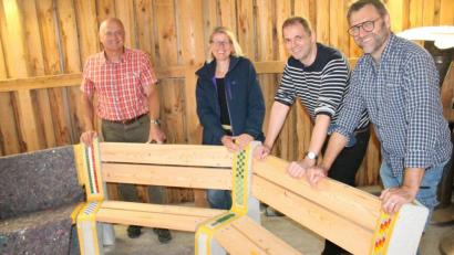 Bild: dl
Michael Zuber, Michael Strauch, Christina Blommer und Bürgermeister Walter Schauer (von rechts) gestalteten die „Gemeinsam-Bank“, die demnächst den Dorfplatz in Thanstein schmücken wird.
