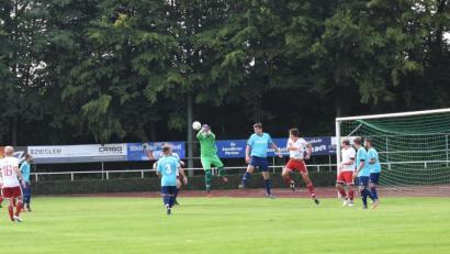 Bild: lue
Der Torwart des FC „Vorwärts“ Röslau II hatte viel zu tun beim Heimspiel der SpVgg Wiesau. 8:0 gewannen die Oberpfälzer am Samstag. Jedoch verspielte die Mannschaft viele starke Chancen.