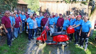 Bild: exb
Die Rollerfreunde aus Nabburg und Seugast trafen sich in Brudersdorf.