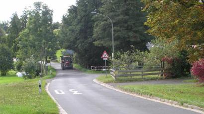 Bild: öt
Die enge Ortsdurchfahrt von Weihermühle soll 2020 breiter werden.