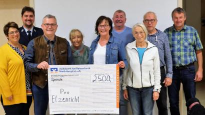 Bild: wlr
Fröhliche Gesichter bei den Organisatoren von Pro Etzenricht und den Empfängern der Spenden.