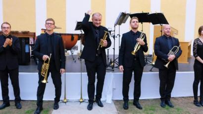 Bild: do
Triumpfe feierte Bavarian Brass bei einem Jubiläumskonzert in Speinshart. Das Ensemble wurde 1994 gegründet und ist mittlerweile in der Besetzung mit vier Trompeten, Orgel, Schlagwerk und Marimbaphon fester Bestandteil spezieller Arrangements und ein im In- und Ausland gefragter Klangkörper