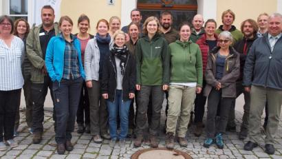 Bild: sön 
Die Teilnehmer am ersten Naturpark-Rangertreffen in der Oberpfalz mit dem Vorsitzendenden des Naturparks Hirschwald Bürgermeister Markus Dollacker, der bei der Regierung der Oberpfalz für die Förderung der Naturparke zuständig Dagmar Seewaldt-Bösl (vorne von rechts), der Geschäftsführerin Isabel Lautenschlager und Ranger Christian Rudolf (vorne von links) vom Naturpark Hirschwald.