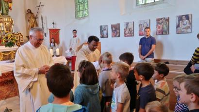Bild: rha
Am Tag der Familien segnen Pater Robin und Diakon Dieter Gerstacker die Kinder in der Bergkirche.