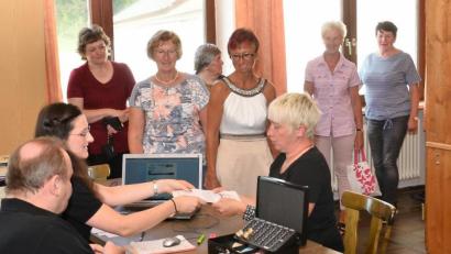 Bild: fjo
Anstellen müssen sich die Interessierten am Sonntagnachmittag beim vorgezogenen Vorverkauf des Theatervereins "Dorfbühne" für das Jubiläumsstück.