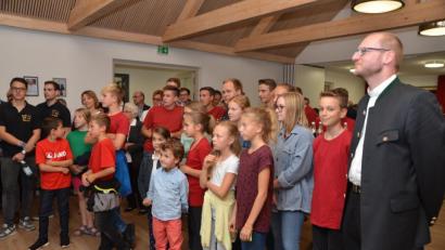 Bild: dob
Abschied nehmen fällt nicht immer ganz leicht. Zu spüren war das auf beiden Seiten, bei der Verabschiedung von Kaplan Ulrich Eigendorf. Er ist den Menschen hier mit seiner umgänglichen, freundlichen und humorvollen Art schnell ans Herz gewachsen.