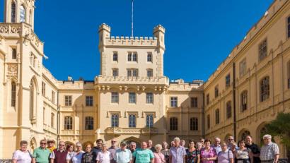 Bild: hcz
Die Besuchergruppe aus Weiden posiert vor dem Schloss Lednice mit Organisatorin und Vorsitzende der "Höhe 309", Rosi Polland (Dritte von rechts).