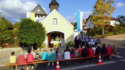 Bild: bkr
Der Männerchor Kulmain (hinten rechts) begleitete den von Pfarrer Markus Bruckner (hinten links) zelebrierten Gottesdienst zur Dorfkirchweih musikalisch.
