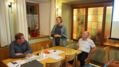 Bild: awo
Mit einer Bürgerfinanzierung in Form von Genussrechten will der Verein Ackerbürgerhaus Bärnau e.V. ein leerstehendes Gebäude in der Altstadt zu einem Mitmachhaus umfunktionieren. Petra Wähning von der GenussInvest GmbH als Beraterin der ländlichen Entwicklung, Vorsitzender Christian Schedl (links) und Projektleiter Edgar Zwerenz informierten über das Vorhaben.