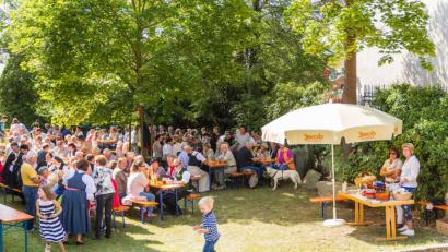 Bild: exb
Bei herrlichem Spätsommerwetter fand im Garten des ehemaligen Vermessungsamts, jetzt Steuerkanzlei, das jährliche Pfarrfest statt.