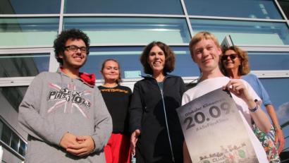 Bild: jrh
„Fridays for Future“-Aktivisten Tim Ramm (links) und Lukas Prölß (vorne rechts) bekommen Unterstützung durch die „Parents for Future“ mit Magdalena Becher (Mitte) und Anna Süß (rechts).
