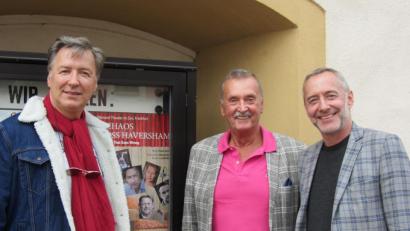 Bild: aks
Freuen sich auf die Premiere: Regisseur Prof. Claus Helmer (Mitte) und die Schauspieler Stefan Schneider (rechs) und Martin Armknecht (links).