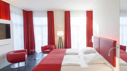 Bild: Dormero AG
Als „fancy“ bezeichnet die Dormero Hotel AG ihre Zimmer, die sie Gästen ab 2021 auch in der Alten Post Weiden bieten möchte. Das ist ein Beispiel eines typischen „schicken“ Dormero-Zimmers.