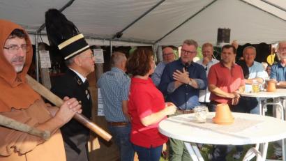 Bild: mfh
Bürgermeister Michael Göth, Tanja Weiß, die Vorsitzende des historischen Vereins Stiber-Fähnlein, und der stellvertretende Vorsitzende des Bergknappenvereins, Georg Rubenbauer, eröffneten das Fest.