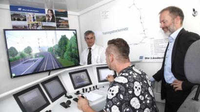 Bild: Hirsch
Der 43-jährige Jörg Bernklau saß am Montag erstmals am Fahrsimulator, um sich von Länderbahn-Geschäftsführer Wolfgang Pollety (rechts) und Ausbildungsleiter Kay Steiner (links) in die Bedienungstechnik eines Triebfahrzeuges einweisen zu lassen.