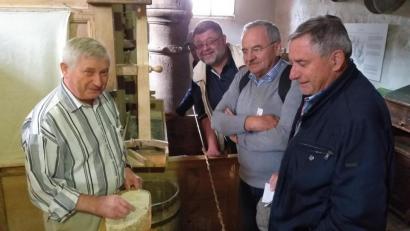 Bild: ads
Müller Werner Seidel (links) vom Fränkischen Freilandmuseum erläuterte den Besuchern aus Schnaittenbach den Mahlvorgang in der Mühle.