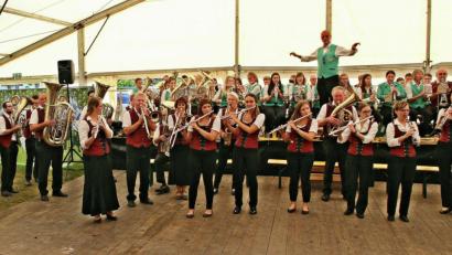 Bild: bph
Den Frühschoppen am Sonntag beim Oktoberfest des Sportvereiins gestalteten der Musikverein Leithaprodersdorf und die Jugendblaskapelle Nabburg im voll besetzten Zelt im Wechsel und zeitweise auch gemeinsam. Besonders für die Darbietungen im Gesamtchor erhielten die Musikerinnen und Musiker stürmische Ovationen von den begeisterten Gästen.