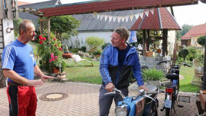 Bild: bsc
Begeistert zeigte sich Reporter Tobias Burkert (rechts) von den verschiedenen Modellen der einstigen Kultmarke Zündapp. Besitzer und Hobby-Schrauber Markus Kellner (links) informierte dabei über zahlreiche Details und unternahm mit den Fernsehleuten Ausfahrten.