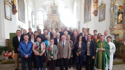 Bild: exb
Pfarrer Konrad Amschl, die Pastoralreferentin Maria Wagner und die Pfarrgemeinderatssprecher Markus Fichtner (Bärnau), Theresia Meindl (Hohenthan) und Monika Wild (Schwarzenbach) verteilten nach dem Gottesdienst rote Rosen an die 15 Ehepaare, die in diesem Jahr ein 25-, 40-, 50-, oder 60-jähriges Ehejubiläum hatten bzw. noch haben.