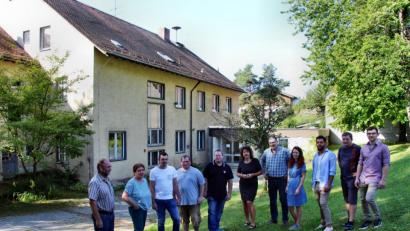 Bild: ds
Am Schulhaus Etzelwang trifft sich ein Teil der potenziellen Bewerber für die Gemeinderatsliste SPD-Freie Wählergemeinschaft.
