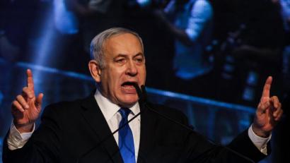 Bild: Ilia Yefimovich/dpa
Der israelische Ministerpräsident Benjamin Netanjahu spricht nach der Wahl zu seinen Anhängern.