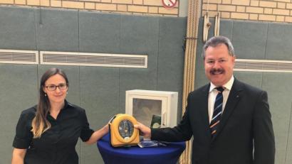 Bild: exb
Anett Grohnert von der Interessensgemeinschaft und Bankdirektor Bernhard Werner brachten für die Realschule einen Defibrillator mit.