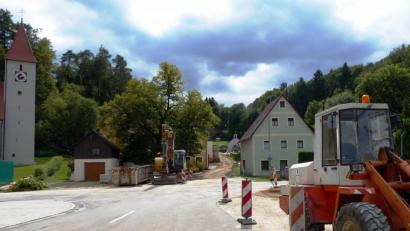 Bild: jp
Die Dorferneuerung in Pfaffenhofen hat begonnen, die Arbeiten beginnen oberhalb des Friedhofs, wo ein Regenrückhaltebecken und ein Wassereinlauf entstehen.
