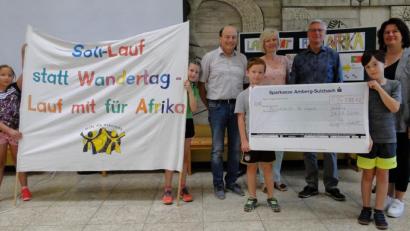 Bild: u
Der Vorsitzende der Projekthilfe Dr. Luppa, Dr. Ulrich Siebenbürger (Zweiter von rechts), nahm die Spende über 4598,62 Euro in Empfang.