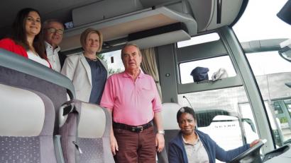 Bild: Bühner
Abosede Priscillia Jersak sitzt am Steuer ihres Omnibusses. Mit dabei (von links) Christina Schönberger, Jobcenter-Geschäftsführer Peter Witt, Sandra Weiß und Omnibusunternehmer Werner Berlinski.