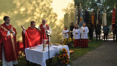 Bild: dob
Zum Patrozinium mit anschließendem Jubiläum 30 Jahre Dorffest Altentreswitz schickte der Himmel einen wunderschönen Spätsommertag. Zum Jubiläum war auch Bischöflich Geistlicher Rat Pfarrer Franz Winklmann (rechts) gekommen, der vor 30 Jahren nach Abschluss der Renovierungsarbeiten an der Kirche den Anstoß zu diesem Fest gab. Er zelebrierte die Festmesse mit Dekan Alexander Hösl (Mitte) und Kaplan Alexander Ertl (links).
