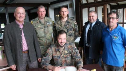 Bild: dl
Bürgermeister Walter Schauer, Oberstabsfeldwebel Christian Jagode, Hauptmann Stephan Schmitt, Hans Krämer, Ulrich Knoch (v. links) mit Philip Konieczny beim Eintrag ins Gästebuch der Gemeinde Thanstein.