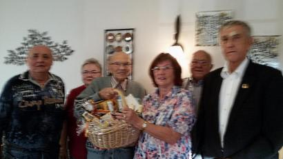 Bild: Kunz
Die Skatfreunde vom Skatclub Coriona gratulieren dem Jubilar Willi Auschner.