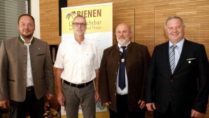 Bild: Hirsch
Kreisvorsitzender Ingo Schwieder, Chemiker und Imker Albrecht Friedle, Landesvorsitzender Edmund Hochmuth und Ortsvorsitzender Konrad Grauvogl (von links) sprachen bei der Landesversammlung der bayerischen Imkervereinigung in Schwandorf.