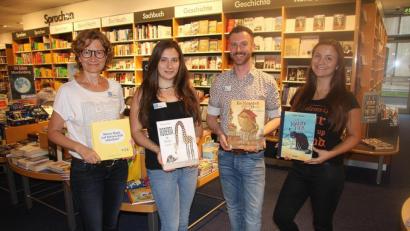 Bild: wro
Ihre Lieblings-Kinderbücher stellten Maria Rupprecht, Jörg Stifter, Nina Geyer und Lisa Mages (von links) den Kindergärten vor.