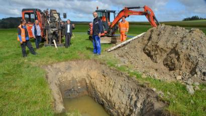 Bild: dob
Die städtischen Außendienstmitarbeiter erledigen alle Vorarbeiten, damit die Fachfirmen den Wasserleitungsbau zügig vornehmen können.