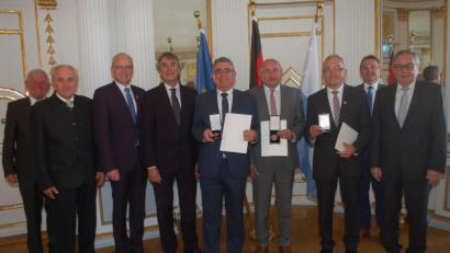 Bild: gib
Norbert Bücherl (mit Medaille, von links), Georg Götz und Michael Götz nahmen die Auszeichnung in Regensburg von Regierungspräsident Axel Bartelt (Vierter von links) entgegen. Weitere Amtsträger gratulierten.