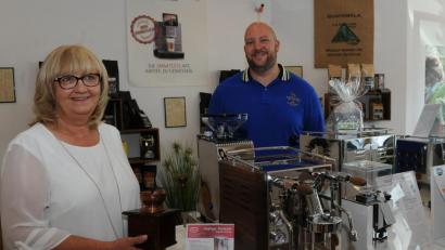 Bild: gf
Barbara und Matthias Niebler eröffneten in der Bäumstraße Niebler`s Kaffeewerkstatt und führen Kaffeevollautomaten, Siebträgermaschinen sowie Kaffeesorten vorwiegend regionaler Röster, darunter auch Kaffeemaschinen im ausgefallen Edelholz-Design, wobei Matthias Niebler betont, daß der Korpus dieser Kaffeemaschine (im Vordergrund) tatsächlich aus Massivholz gefertigt ist.