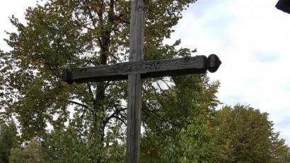 Bild: hzi
Die Zelebranten des Festgottesdienstes stehen unter dem Jubiläumskreuz aus dem Jahr 2000: (von links) Pater Samuel Patton, Regionaldekan Dr. Josef Zerndl und Monsignore Andreas Straub, der des Öfteren schon die Urlaubsvertretung für Pater Samuel übernahm.