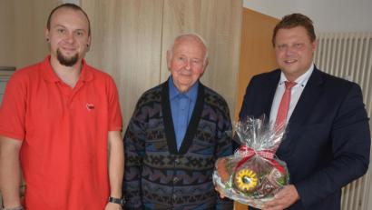 Bild: jr
Unser Bild zeigt Franz Baumgartner (Mitte), eingerahmt von 2. Bürgermeister Stefan Grillmeier (rechts) und Wolfgang Hecht, als Vertreter der Arbeiterwohlfahrt, die das Betreute Wohnen betreut und leitet.