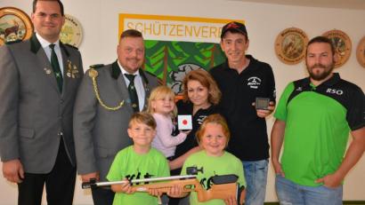 Bild: jr
Eine große Freude bereitete der Mitsubishi-Fanclub Bayern dem Schützennachwuchs der „Ringelstein“-Schützen Ottengrün. Sie stiften eine nagelneues Lichtgewehr im Wert von 1149 Euro. Gabriel Scharnagl und Anna Zant (vorne) nahmen es gleich in Empfang. Darüber freuten sich (von links) Vorsitzender Armin Strohmaier, Sportleiter Stefan Zant, Ramona Dietl mit Tochter Amelie, Thomas Ritter und Jugendtrainer Alexander Scharnagl.