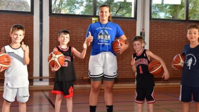 Bild: A. Schwarzmeier
Alina Hering (Mitte) trainiert die U10 der Hamm Baskets und will ihre Jungs zu einem verschworenen Team formen. Bei einem Seminar der Dirk-Nowitzki-Stiftung bekommt die 18-Jährige demnächst wertvolle Tipps in Sachen Motivation und Pädagogik.