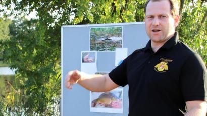 Bild: exb
Fischwirt Marco Mulzer erläuterte beim Rundgang auf der Teichanlage seines Betriebs die Grundlagen der aufwendigen Karpfenzucht.