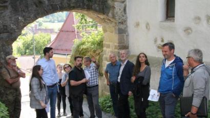 Bild: dl
Die Delegation mit Martin Stahr (Dritter von links) und Raimund Karl (Vierter von rechts) besichtigte verschiedene Trockenmauern, die im Zug der Dorferneuerung saniert werden.