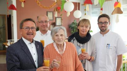 Bild: njn
Hildegard Horn (dritte von links) feiert ihren 90. Geburtstag. Mit auf dem Bild (von links) Bürgermeister Hans Donko, stellvertretender Heimleiter Wolfgang Gruber, Verwaltungsangestellte Rosi Weiß und Pfleger Sandro Trottmann.