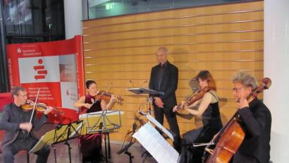 Bild: Heiner Brückner
Das Minguet-Quartett und Bariton Dietrich Henschel (Mitte) überzeugten beim Kammermusikabend der Weidener Max-Reger-Tage im Foyer der Sparkassenzentrale Oberpfalz-Nord.