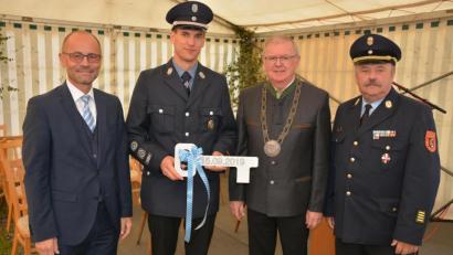 Bild: jr
Symbolisch übergab Bürgermeister Ernst Neumann (2. von rechts) den Schlüssel für das neue Gerätehaus an Kommandant Stefan Heindl (2. von links). Dazu gratulierten stellvertretender Landrat Dr. Alfred Scheidler (links) und Kreisbrandrat Andreas Wührl.