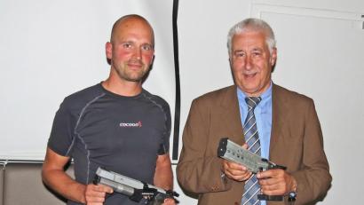 Bild: Dobmeier
Pierre Jander (links) und Stadtverbandsvorsitzender Reinhard Meier mit einer Laserpistole, die bei der Sportart Laser-Run benutzt wird.