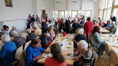Bild: Kunz
Den Krankengottesidenst lassen die Gläubigen beim gemütlichen Beisammensein im Pfarrheim Herz Jesu ausklingen.